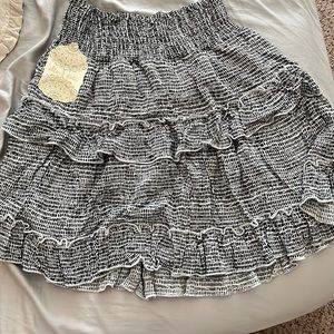 Black & white skirt. Women’s size medium. Very comfortable!!
